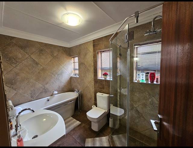 4 BEDROOM HOUSE FOR SALE IN VANDERBIJLPARK SW 5